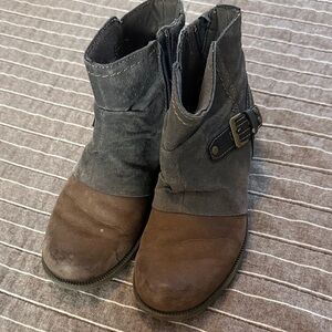 Earth Origins Black and Brown Ankle Boots